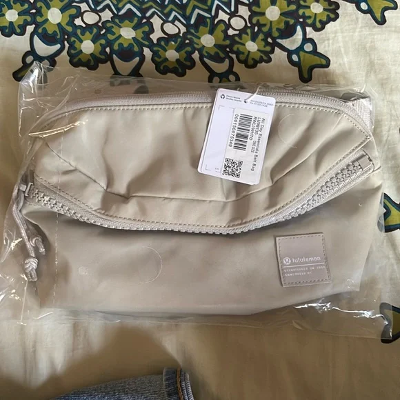 Lululemon new with tags and in packaging. Cream/beige belt bag - Picture 2 of 2